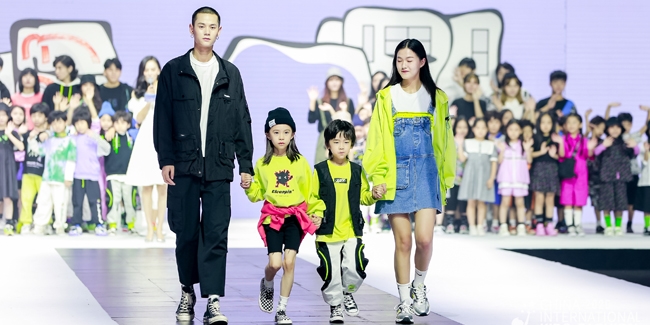 E.I一爱亲子时尚携“伴”来袭 演绎2020中国国际儿童时尚周开幕大秀