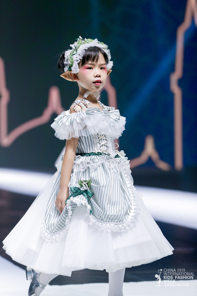 KAKALOLITA亮相中国国际儿童时尚周 演绎“城堡里的精灵”