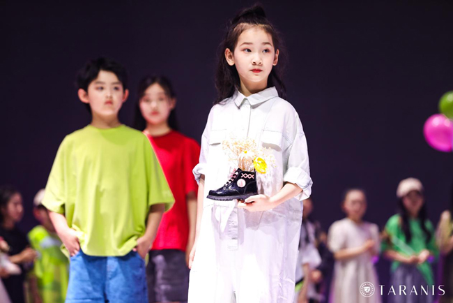 泰兰尼斯2023年度品牌大秀圆满落幕，重新定义中国童鞋时尚！