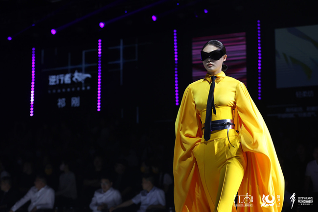 “无边・无界”逆行者高纬密尼龙・祁刚时尚发布 颠覆再设计#2023盛泽时尚周